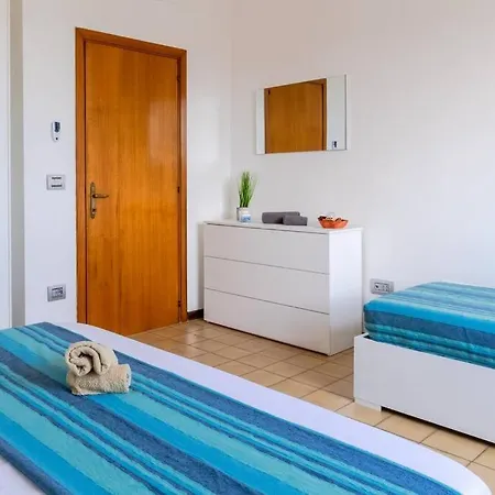 Апартаменты Residenza Fronte Mare. 6 Posti Letto Чивитанова-Марке