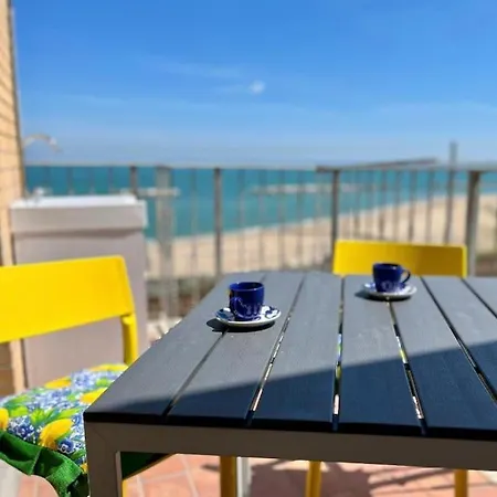 Residenza Fronte Mare. 6 Posti Letto * Civitanova Marche